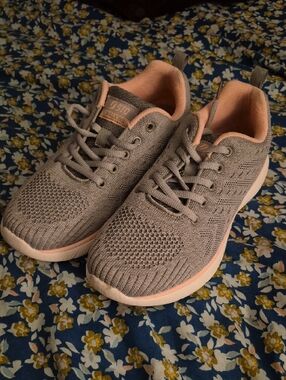 STQ Light Gray Knit Walking Sneakers w Pink Lining 7.5